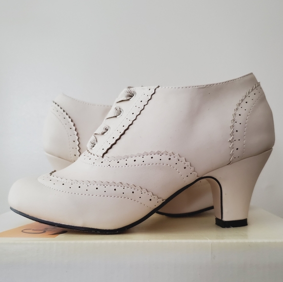Modcloth Oxford Heels - Picture 2 of 12